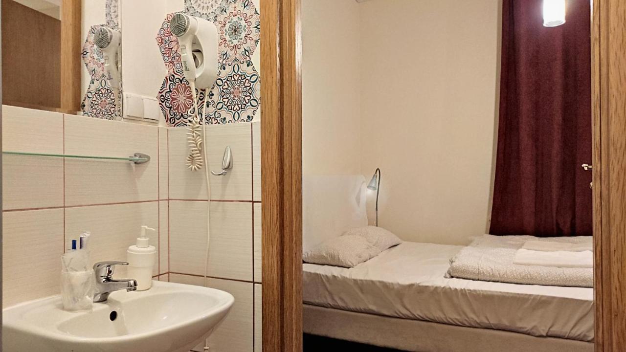 Helvetia Plus B&B - Private Rooms And Apartments Varşova Dış mekan fotoğraf