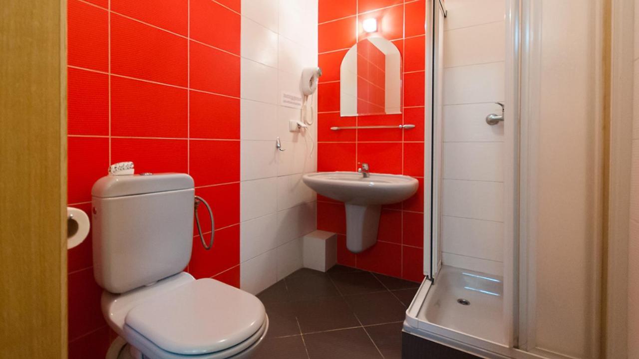 Helvetia Plus B&B - Private Rooms And Apartments Varşova Dış mekan fotoğraf