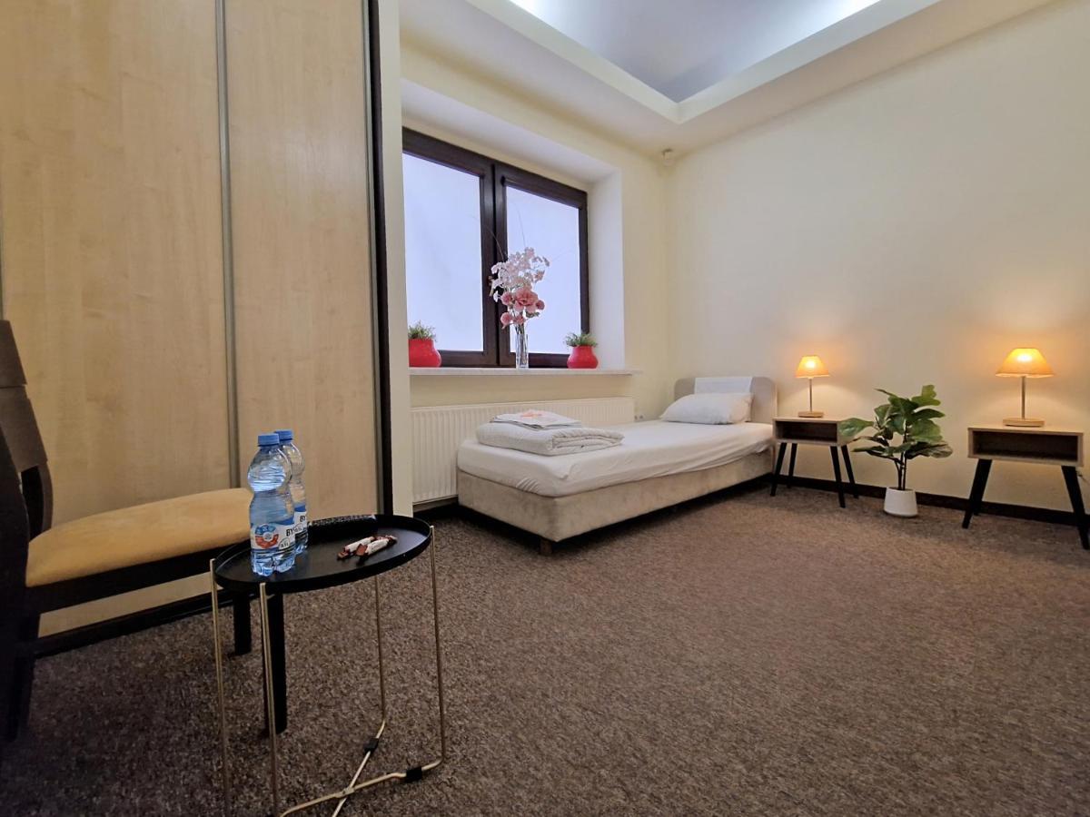 Helvetia Plus B&B - Private Rooms And Apartments Varşova Dış mekan fotoğraf